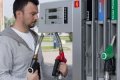 Рост инфляции и поломанные авто. Цены на топливо в Украине "взлетят к облакам" из-за возврата НДС к 20%