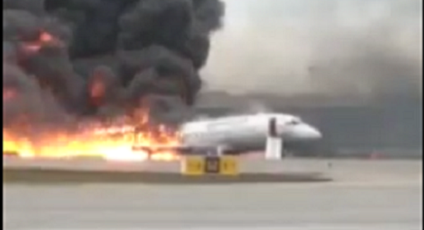 В московской аэропорту Шереметьево совершил жесткую посадку горящий самолет Аэрофлота. ВИДЕО