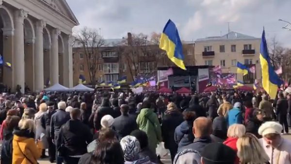 В Полтаве, где выступал Порошенко, тоже устроили свинопад. Активистов заломала полиция. ВИДЕО
