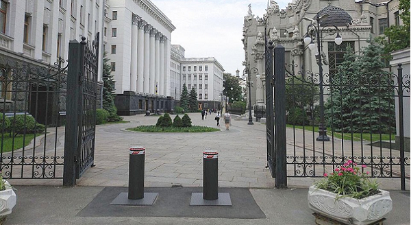 Администрацию президента Зеленского никто не охраняет, ворота открыты для всех желающих