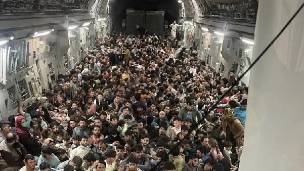 Аэробусы отдыхают! США эвакуировали из Кабула 640 человек на борту одного транспортного самолета. Фото