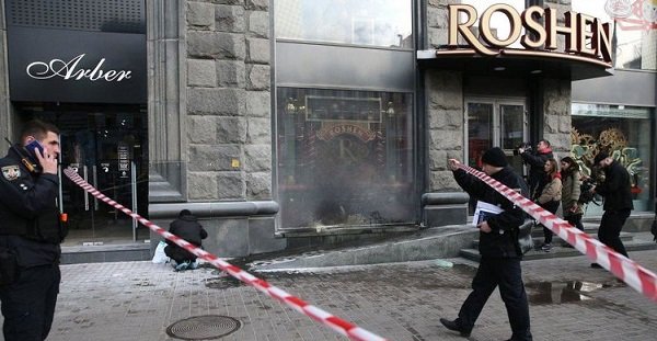 Атака бомжей на империю Порошенко. Кто поджигает магазины "Рошен" и при чем тут "Белая балаклава"