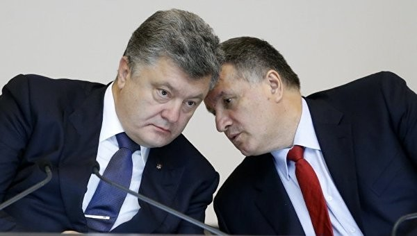 Министр МВД Арсен Аваков предупредил кандидата Порошенко, что украинцы не признают его победу