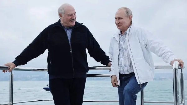 Бацька идет на восток. Как санкции Запада и Украины толкают диктатора Лукашенко к интеграции с Россией