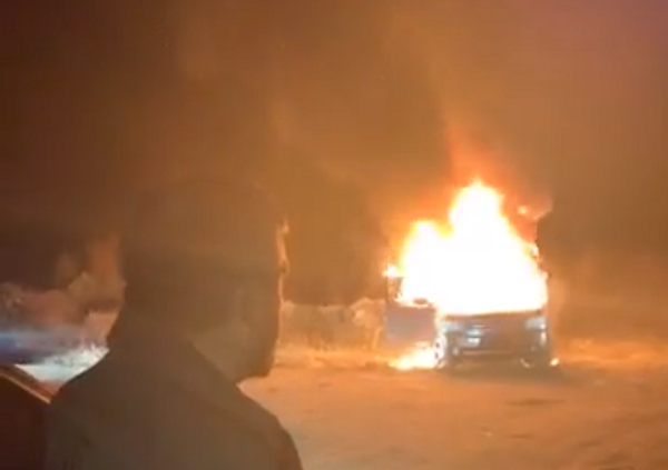 Лидер «евробляхеров» Олег Ярошевич в знак протеста сжег свой Range Rover. ВИДЕО