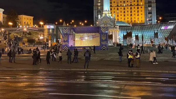 День госпереворота. Националисты и сторонники Порошенко потусили на Банковой. Как это было
