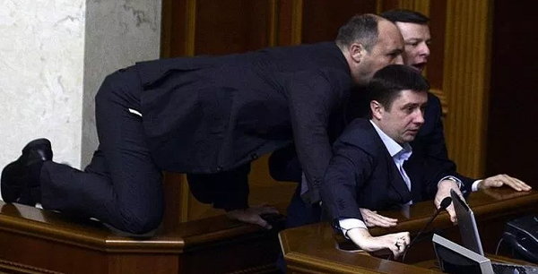 Депутаты со всех уголков Украины обратились к Порошенко и его марионеткам. Что происходит?