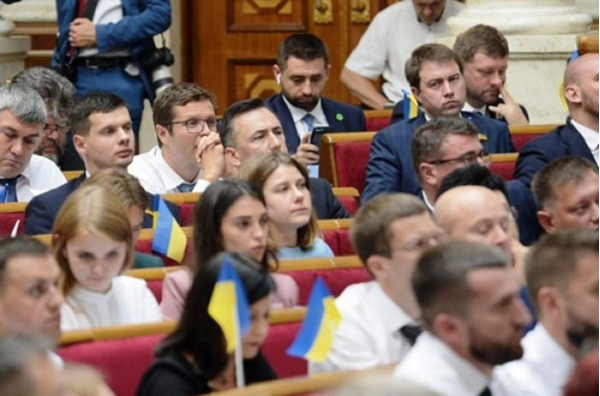 Для «слуг народа» подготовили текст-аргументацию (по-старму "темнык") по новому правительству. ФОТО