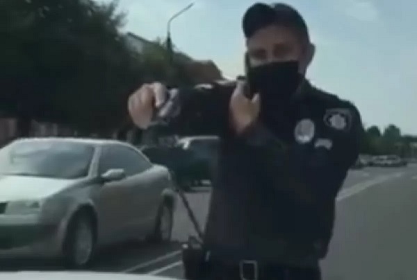 Мусора не люди! На Сумщине полицай направил пистолет на женщин с детьми из-за посещения магазина без масок. Видео
