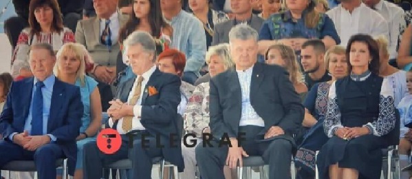 Экс-президент Порошенко "уснул" во время парада: фото