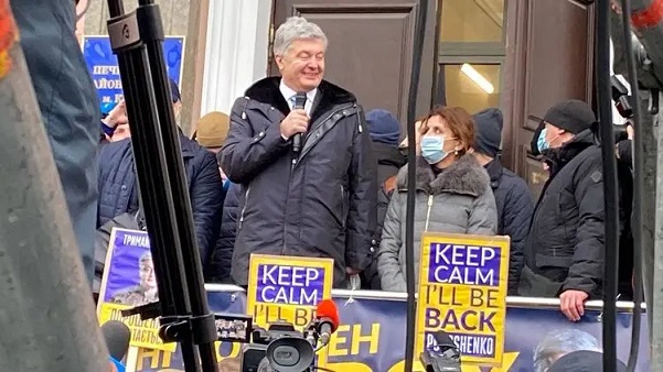 Экс-президенту Петру Порошенко сегодня избирали меру пресечения - суд отпустил его под личное обязательство