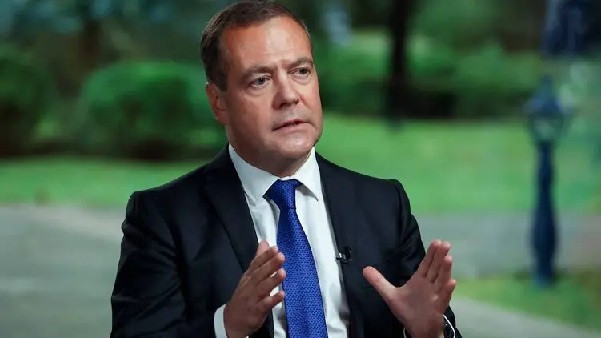 "Это как еврейский интеллигент пошел бы в СС": Медведев о "когнитивном диссонансе" в душе Зеленского