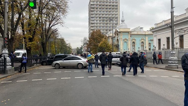 "Евробляхеры" перекрыли центр Киева. Заблокирована машина Порошенко, начались столкновения с полицией