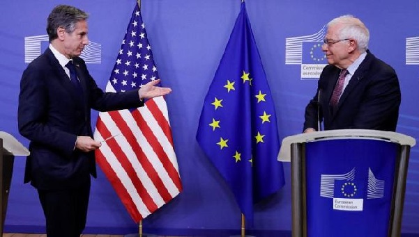 Евросоюз не планирует эвакуировать семьи своих дипломатов из Украины и ждет объяснений от США