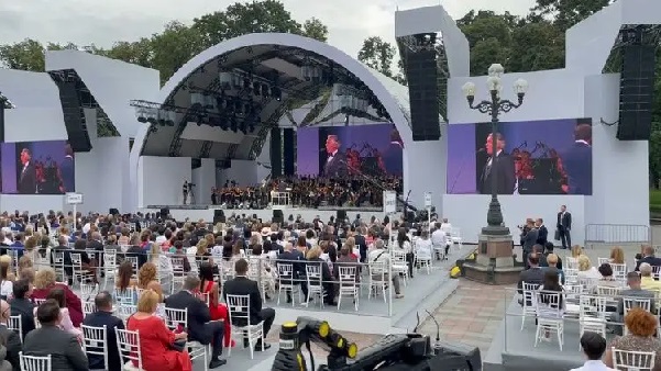 "Ганьба! Ганьба! Ганьба!". Бесплатный концерт Бочелли в Киеве посетили только випы, люди слушали за забором