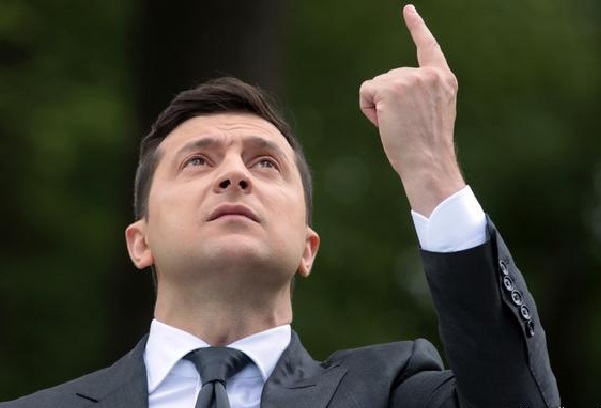 Гениальный замысел президента Зеленского: украинцев грабят за их же деньги — политолог Дмитрий Корнейчук