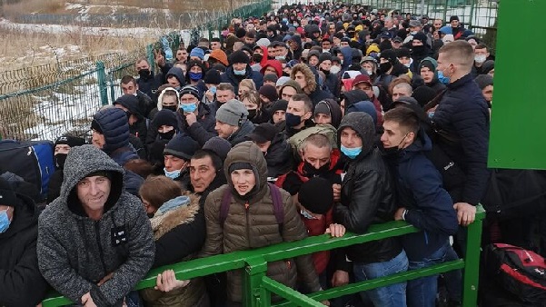 "Хоть тушкой, хоть чучулом" из этой Украины: 12 часов в очереди. Тысячи заробчитан штурмуют польскую границу
