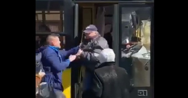 "Иди наххх, ты десятый". В Киеве пассажир выбросил из троллейбуса кондуктора. Видео