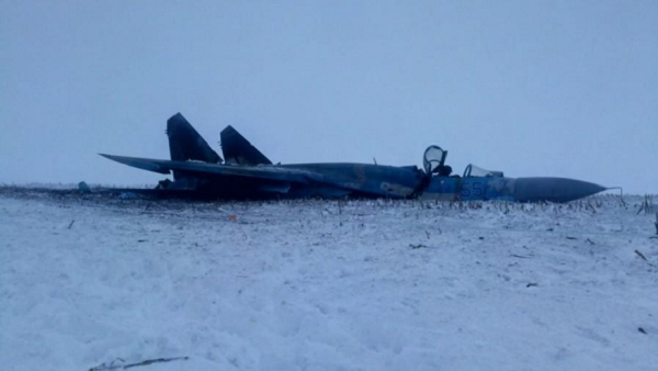Истребитель скользил по земле. Появились фото рухнувшего в заснеженном поле под Житомиром Су-27
