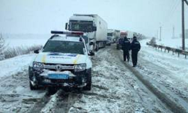Из-за непогоды затруднено движение на дорогах в пяти регионах Украины, - полиция