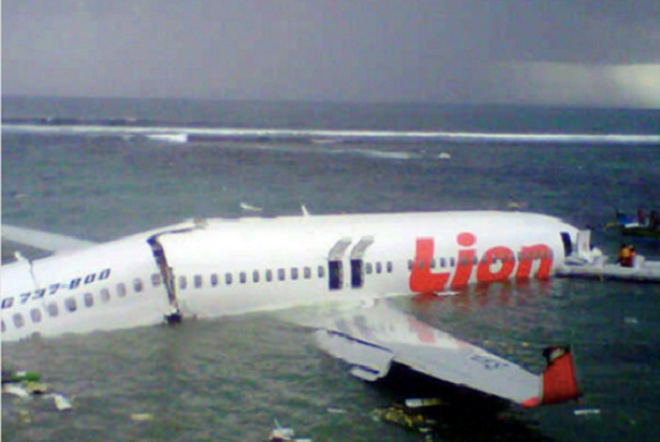 Катастрофа Boeing 737 в Индонезии. Спасатели нашли обломки фюзеляжа и личные вещи пассажиров. ФОТО и ВИДЕО с места трагедии