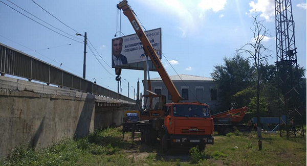 Кернес пошел по беспределу: в Харькове срезают единственный билборд от РНС Михаила Саакашвили