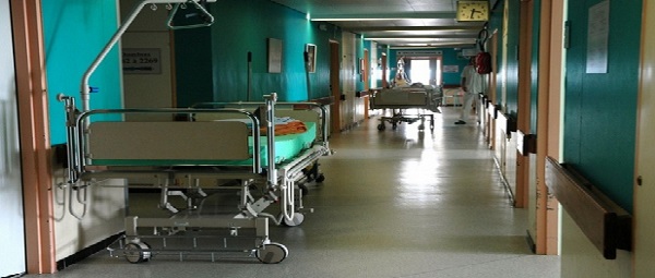 Киевлянку с коронавирусом направили в больницу без врачей: она кричала от боли, еще один пациент умер
