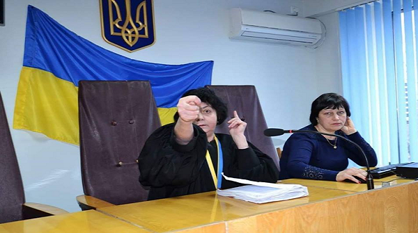 Лиза Богуцкая: "Вот тебе, п@длюка. Именем Украины!"
