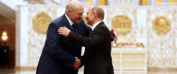 Лукашенко удержится, но падет в объятия Путина, - Кочетков