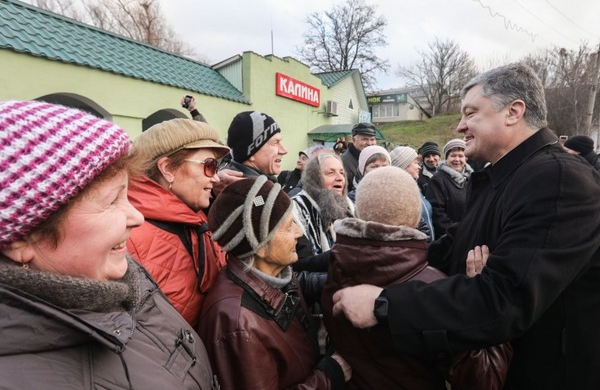 Медиапространство Украины  накрыла предвыборная волна цвета "шоколада", но противоположного запаха