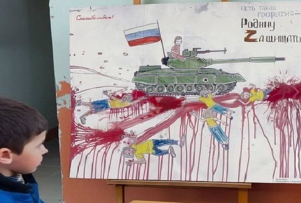 Мелкие русские выблядки рисуют войну. Для них защита родины – это давить танками гражданских украинцев