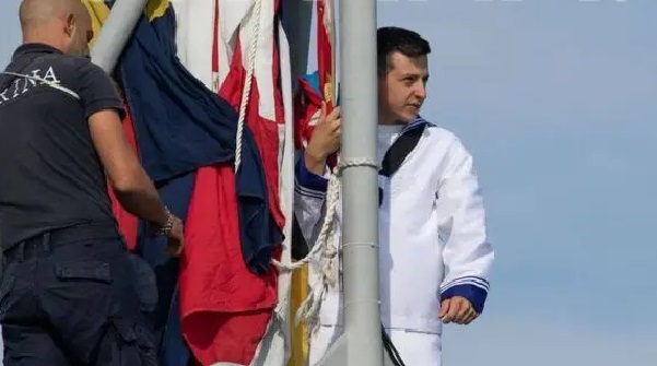 На итальянском фрегате во время учений Sea Breeze в Черном море заметили "двойника" Зеленского. Фото