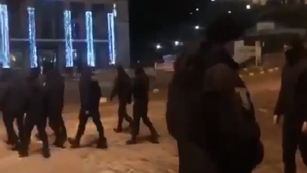 На Майдане между ФОПовцами и "опричниками" в черном (без знаков различия) произошла драка за печенье. Видео