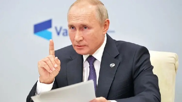 "Петр Порошенко настаивал". Путин рассказал, кто в Украине хотел подписать Минские соглашения c "ЛДНР"