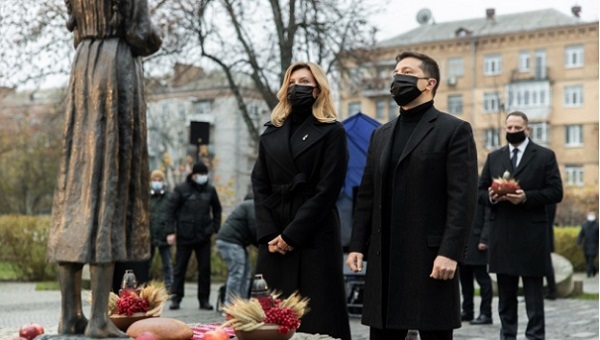 Пока Зеленский бегает со свечками как дур@нь со ступкою, по Украине идет реальный поток гробов