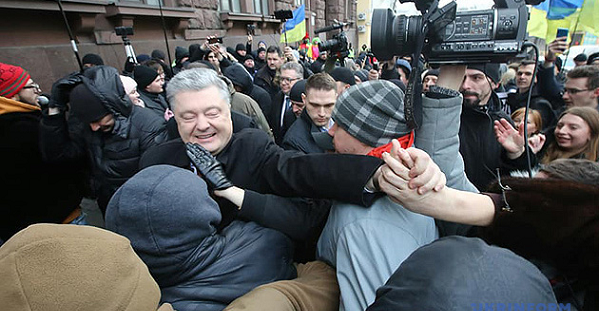 Экс-президент Петр Порошенко приперся на допрос в ГБР со сворой нардепов и порохоботов. Видео