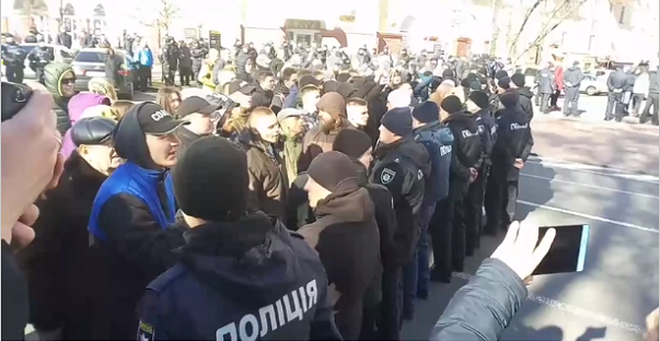 После выступления Порошенко в Черниговской филармонии националисты из "Нацкорпуса" провожали его криками "Ганьба!" и "Х@@ло!" ВИДЕО