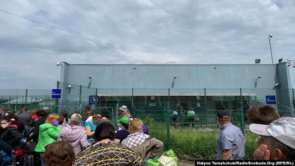 «Привет президенту» передают украинцы, стоящие на польской границе в огромных очередях по 7-9 часов. Фото