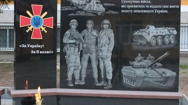 Прогиб зафиксирован: на памятнике участникам ООС изобразили танкиста, очень похожего на Зеленского