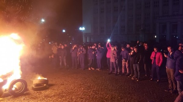 Протест «бляхеров».Под Закапатской ОДА горят шины