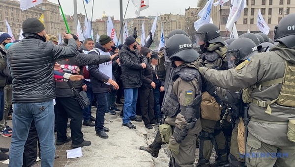 Протестующие хотели установить палатки на Майдане, произошли столкновения с полицией. Видео и фото