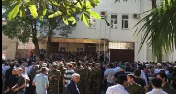 Протестующие в Абхазии вскрыли оружейную комнату администрации президента и вооружились