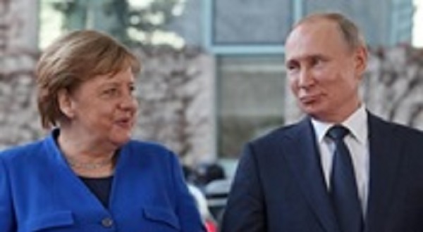 Путин попросил Меркель "надавить" на Киев