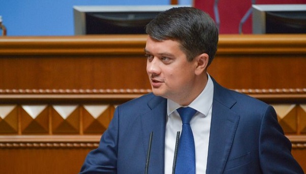 Спикер Веховной Рады Дмитрий Разумков рассказал, нужно ли вводить военное положение в Украине