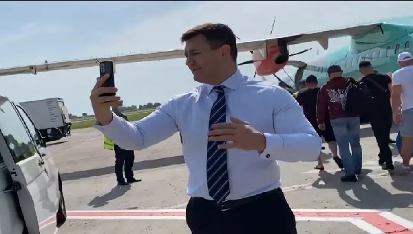 Самолет Киев - Ужгород задержали из-за "Слуги народа" Тищенко, который снимал видео на летном поле. ВИДЕО