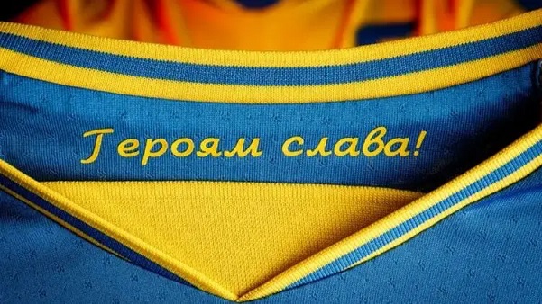 Скандальную, по мнению УЕФА, фразу "Героям Слава" признали официальным футбольным символом Украины
