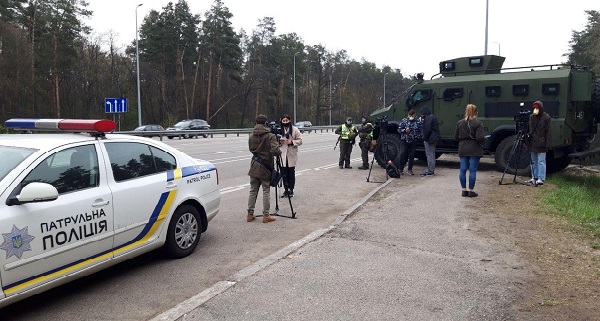 Сначала они запускают в страну тысячи больных...