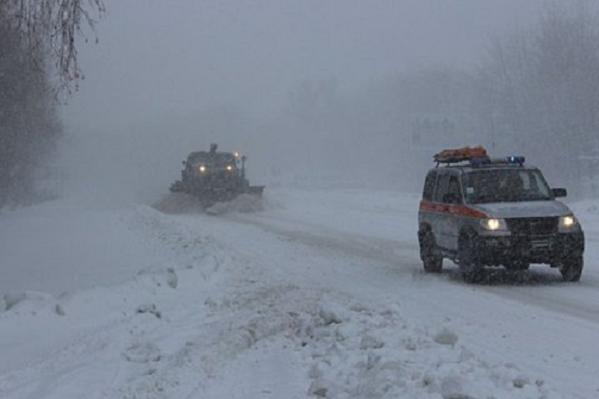 Снегопады заблокировали дороги в четырех областях