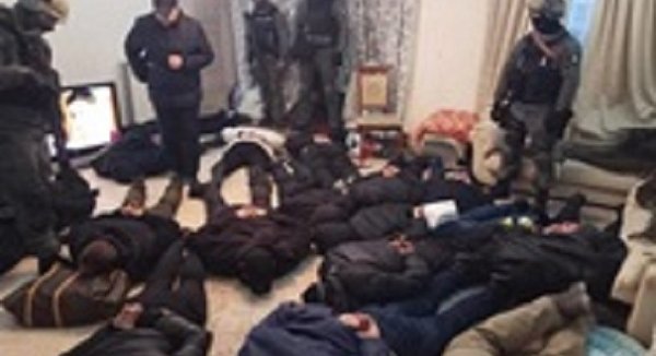 Спецназ штурмовал квартиру в Киеве: 17 задержанных