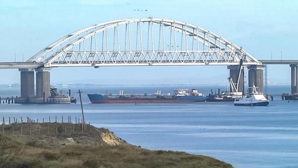 Таран у Крымского моста. Что на самом деле происходит у входа в Керченский пролив